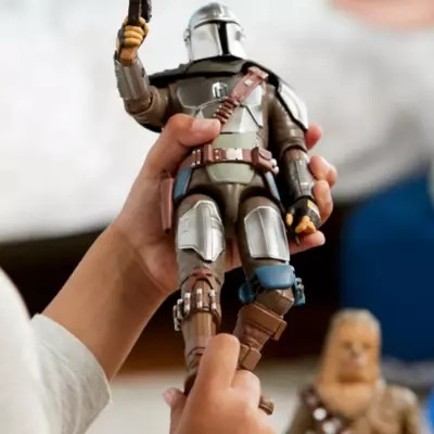 Disney Store - Star Wars - The Mandalorian - Sprechende Actionfigur 6 Disney Store - Star Wars - The Mandalorian - Sprechende Actionfigur – Bild 4