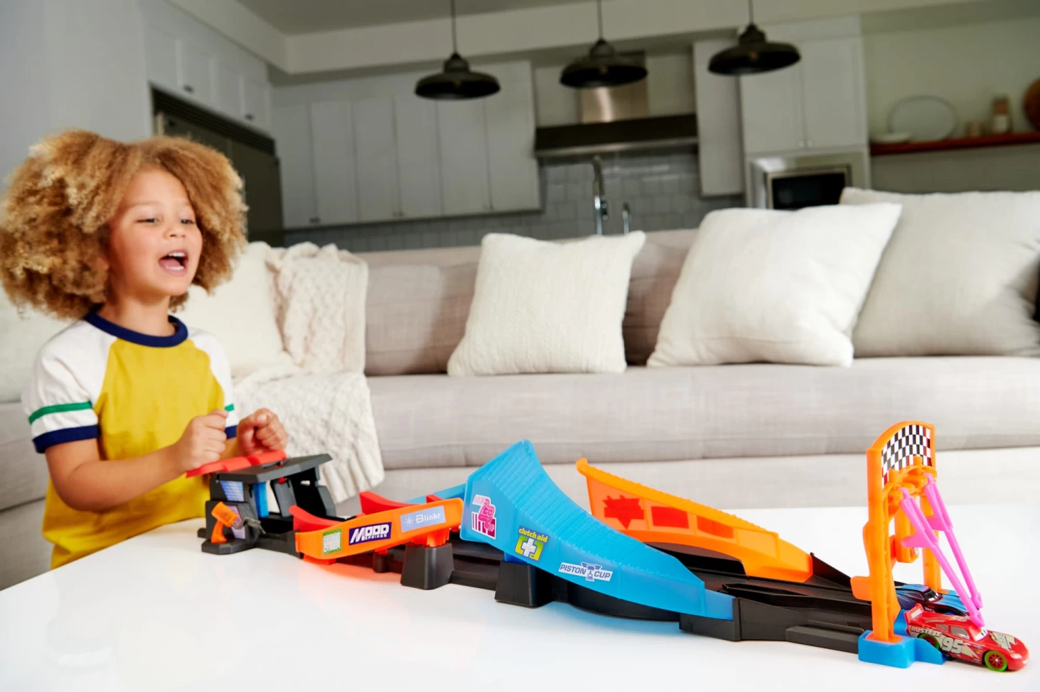 Disney And Pixar Cars Glow Racers Launch & Criss-Cross Playset With 2 Glow-In-the-Dark Vehicles 4 Disney And Pixar Cars Glow Racers Launch & Criss-Cross Playset With 2 Glow-In-the-Dark Vehicles – Bild 2